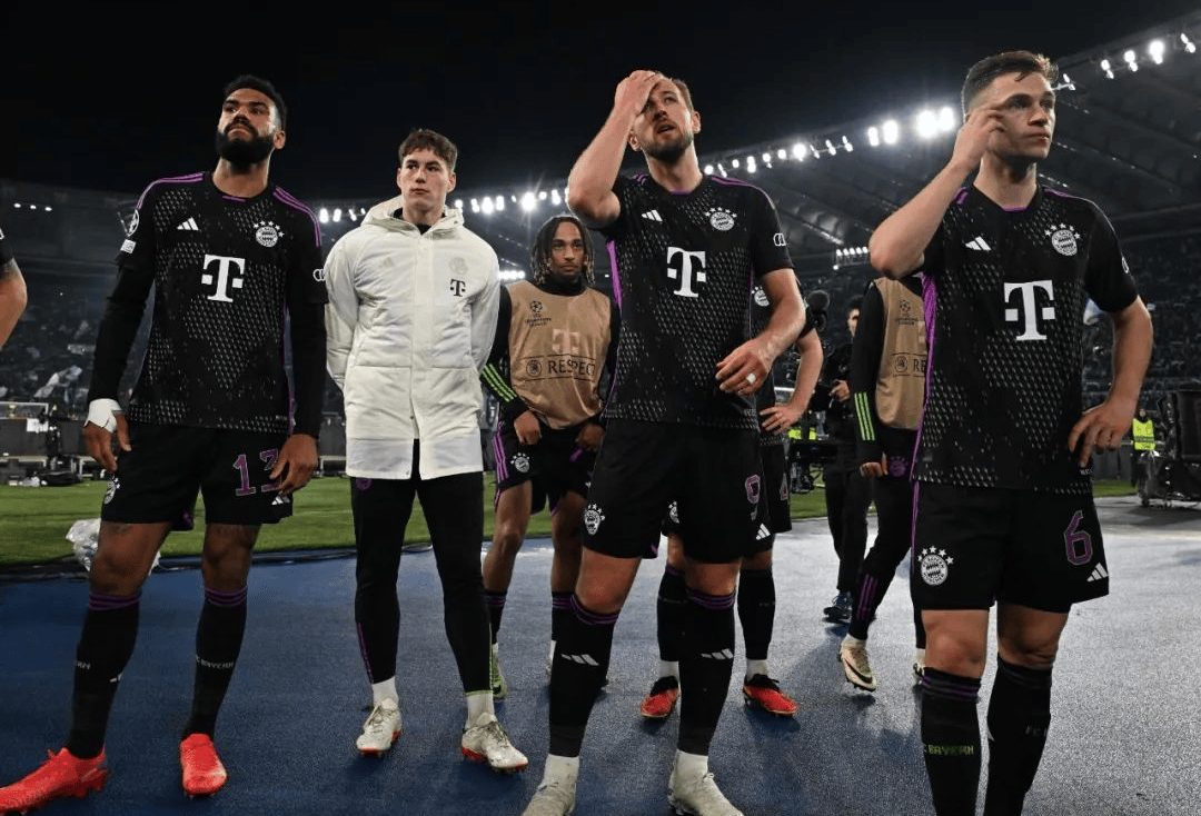 每体：部分法兰克福球迷在诺坎普闹事，向巴萨球迷投掷照明弹