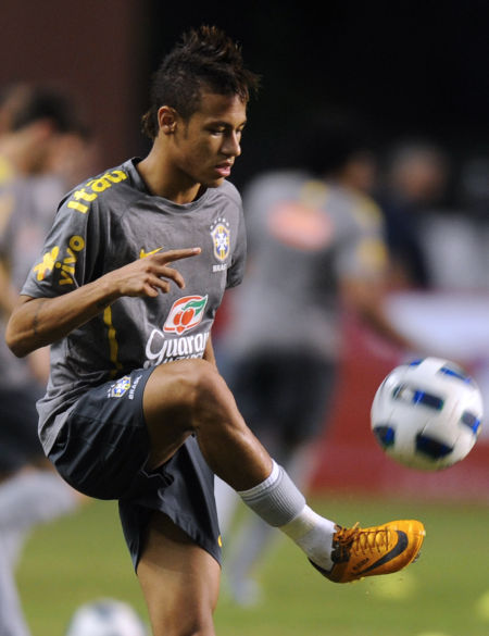 镜报：多特想明年夏天签桑乔，但后者必须接受大幅降薪