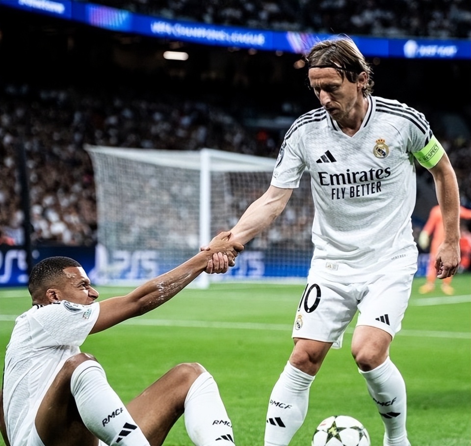 两位体坛巨星会面，樊振东欢乐开怀非常松驰，齐达内眼中充满欣赏