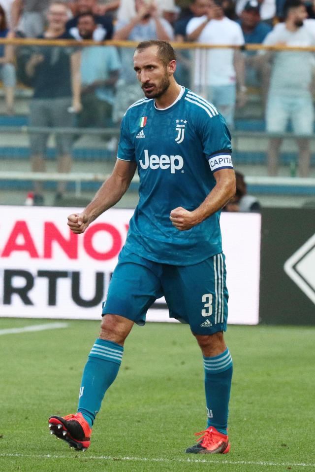 邹市明从奥运冠军到创业失败，经历挫折与反思，展现人生选择与责任的复杂性。