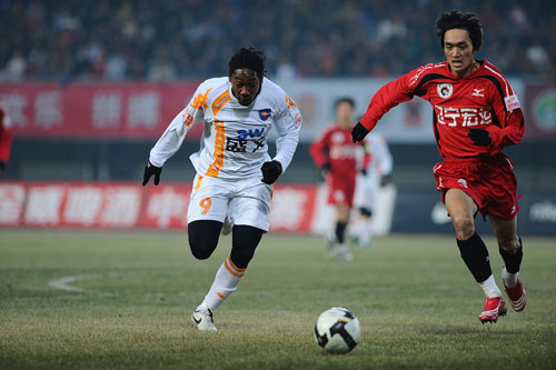 曼联陷入困境，阿莫林嘲笑梅努问题引发球迷怒火