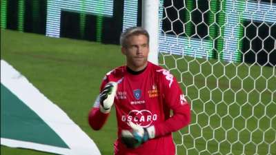 国脚连续射门被封堵仍不气馁