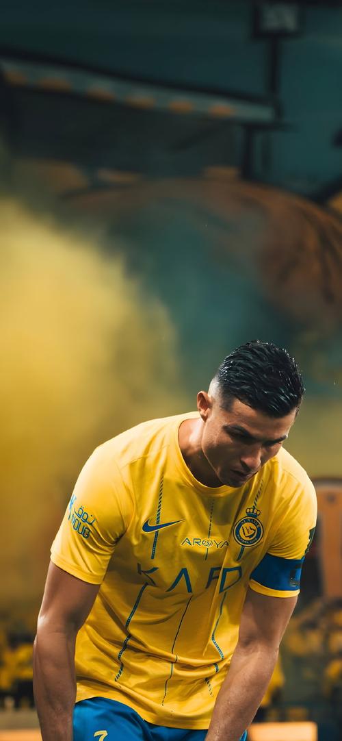 意大利赛车手罗西回忆马拉多纳：我曾单膝跪地亲吻他的左脚